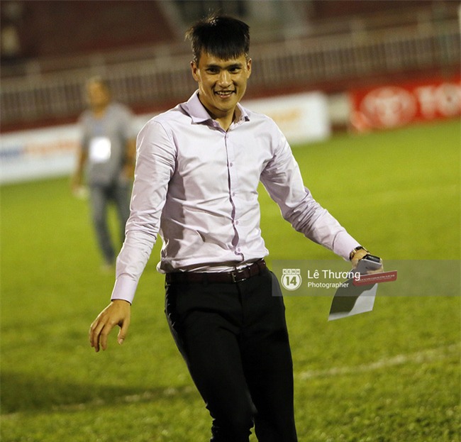 Thua trận, fan TP.HCM vẫn ấm lòng vì nụ cười của Công Vinh-4