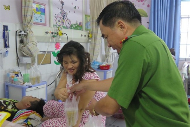 Cong an phuong nau chao cho benh nhan ngheo ngay giap Tet hinh anh 1