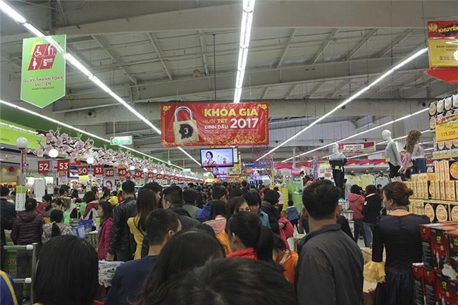 Mẹ chen nhau sắm Tết, con gào khóc trên vai, ngủ vật trong xe hàng