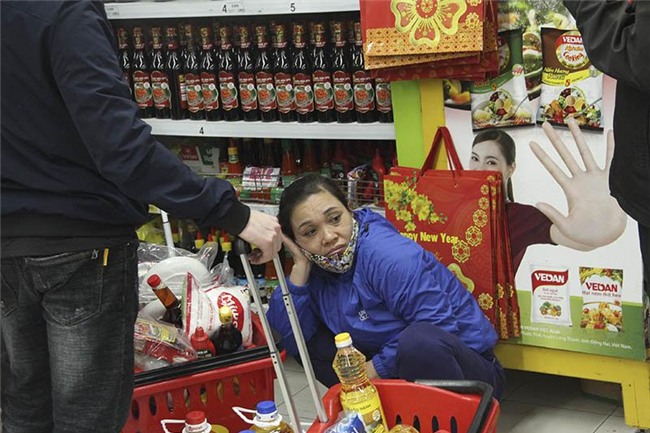 Mẹ chen nhau sắm Tết, con gào khóc trên vai, ngủ vật trong xe hàng