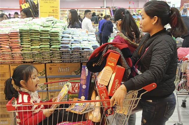 Mẹ chen nhau sắm Tết, con gào khóc trên vai, ngủ vật trong xe hàng