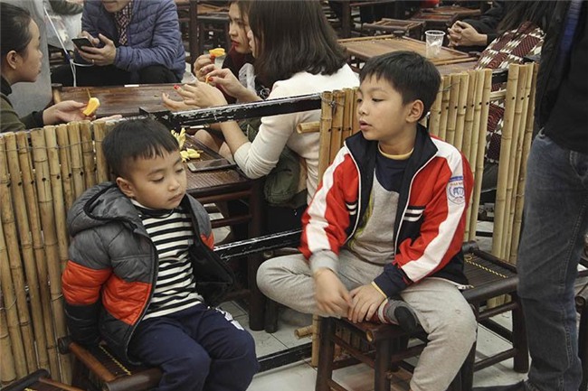 Mẹ chen nhau sắm Tết, con gào khóc trên vai, ngủ vật trong xe hàng