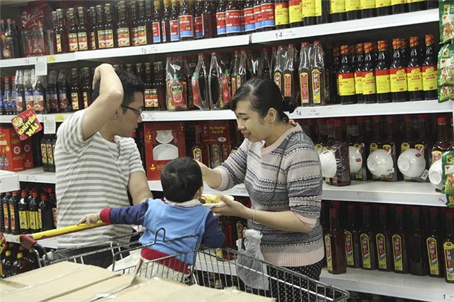 Mẹ chen nhau sắm Tết, con gào khóc trên vai, ngủ vật trong xe hàng