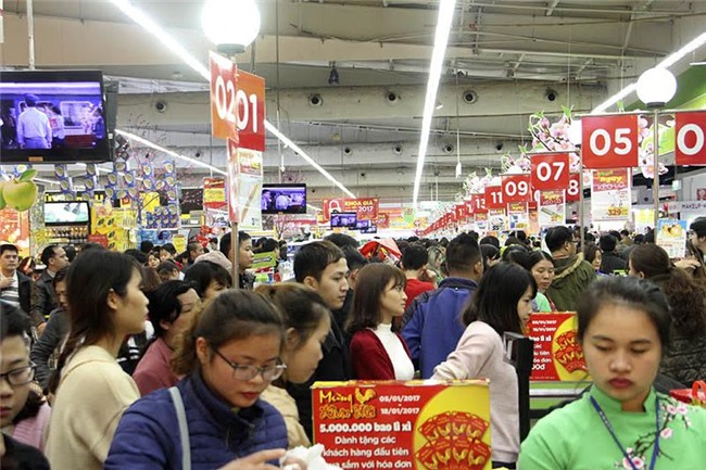Mẹ chen nhau sắm Tết, con gào khóc trên vai, ngủ vật trong xe hàng