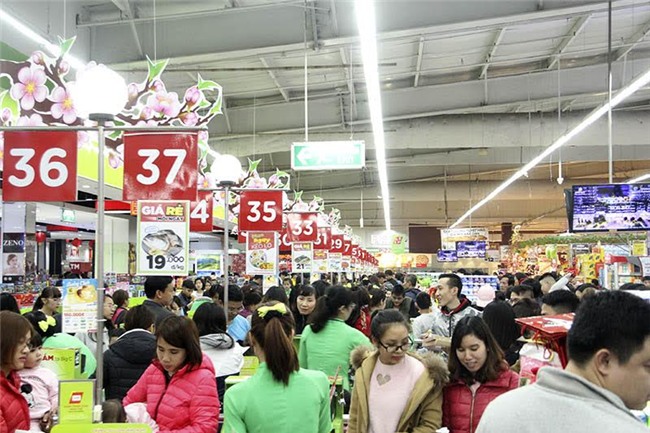 Mẹ chen nhau sắm Tết, con gào khóc trên vai, ngủ vật trong xe hàng