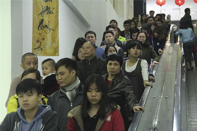 Mẹ chen nhau sắm Tết, con gào khóc trên vai, ngủ vật trong xe hàng