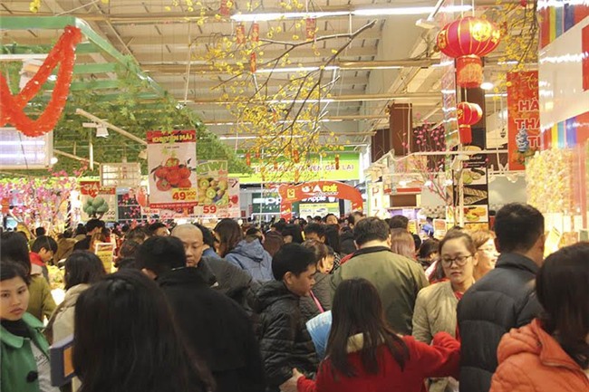 Mẹ chen nhau sắm Tết, con gào khóc trên vai, ngủ vật trong xe hàng