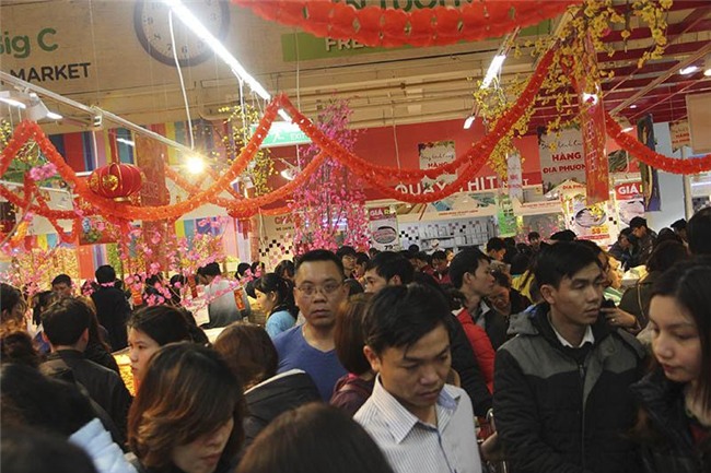 Mẹ chen nhau sắm Tết, con gào khóc trên vai, ngủ vật trong xe hàng