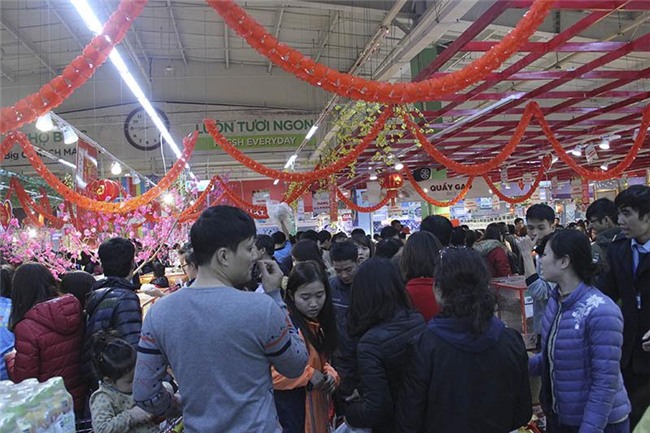 Mẹ chen nhau sắm Tết, con gào khóc trên vai, ngủ vật trong xe hàng