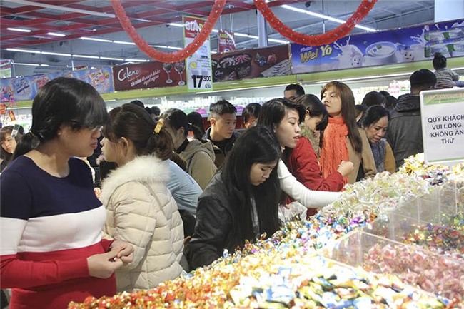 Mẹ chen nhau sắm Tết, con gào khóc trên vai, ngủ vật trong xe hàng