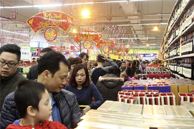 Mẹ chen nhau sắm Tết, con gào khóc trên vai, ngủ vật trong xe hàng