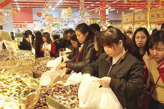 Mẹ chen nhau sắm Tết, con gào khóc trên vai, ngủ vật trong xe hàng