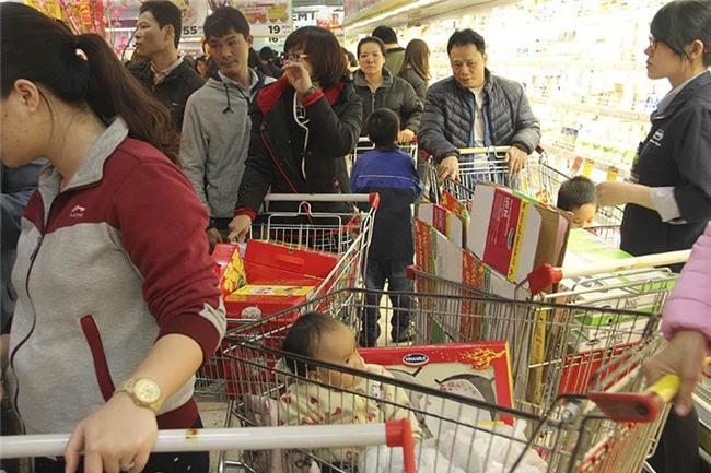 Mẹ chen nhau sắm Tết, con gào khóc trên vai, ngủ vật trong xe hàng