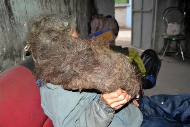 chuyen ve nguoi dan ong co mai toc "ma lam" 10 nam khong cat - 6