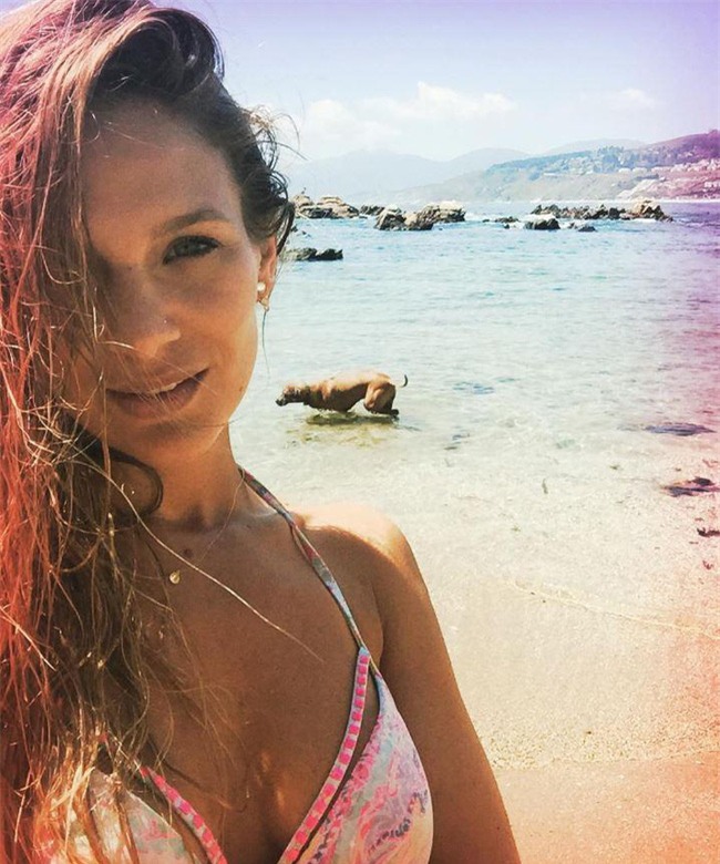 Alexis Sanchez thả thính nữ diễn viên xinh đẹp - Ảnh 3.