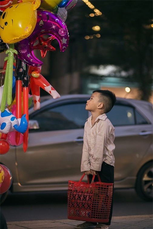 Bức ảnh em bé đánh giày và ước mơ có đồ chơi khiến dân mạng nhói lòng những ngày cận Tết - Ảnh 2.