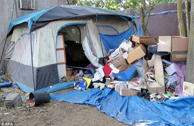 Bé gái bị bắt cóc suốt 18 năm bất ngờ quay về, có 2 con với thủ phạm - Ảnh 4.