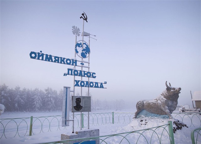 Thậm chí biển hiệu của ngôi làng cũng có dòng chữ Omyakon, The Pole of Cold (Cực lạnh)