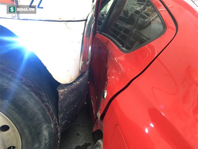 Xế hộp Nissan bị xe container đẩy lùi hàng chục mét, anh trai đạp cửa cứu 2 em - Ảnh 4.