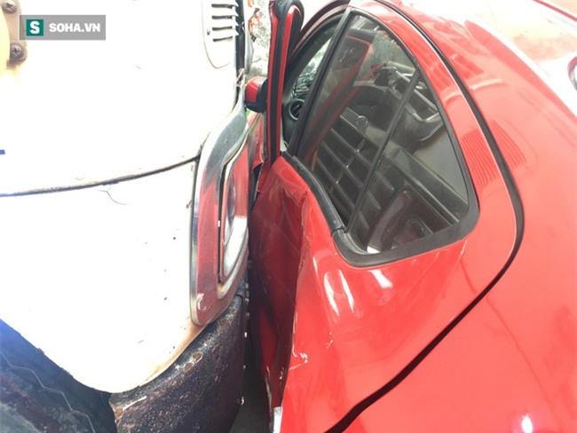 Xế hộp Nissan bị xe container đẩy lùi hàng chục mét, anh trai đạp cửa cứu 2 em - Ảnh 5.