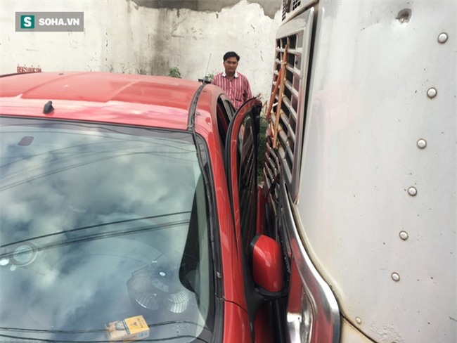 Xế hộp Nissan bị xe container đẩy lùi hàng chục mét, anh trai đạp cửa cứu 2 em - Ảnh 6.