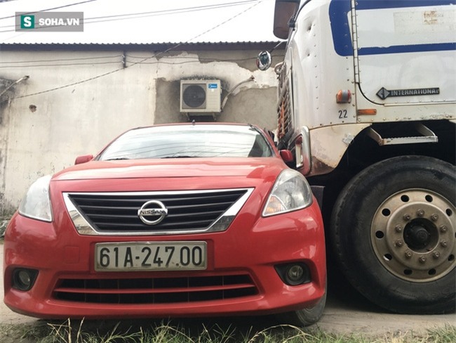 Xế hộp Nissan bị xe container đẩy lùi hàng chục mét, anh trai đạp cửa cứu 2 em - Ảnh 8.