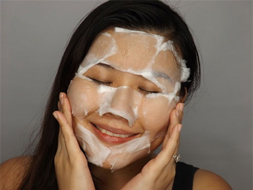 ban gai so huu lan da khong ti vet nho viec rua mat bang bia moi ngay - 4