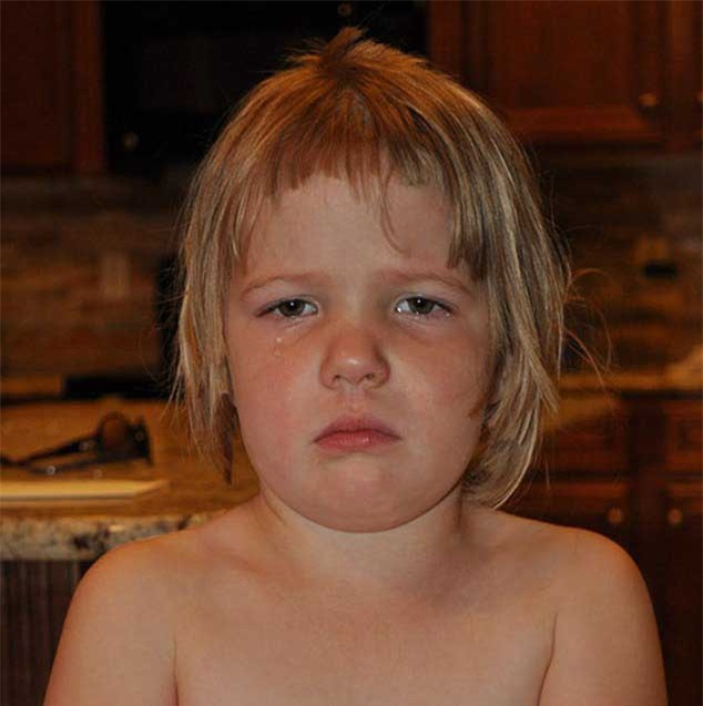 cuoi  te ghe khi lu tre nghich ngom tu cat toc minh - 4