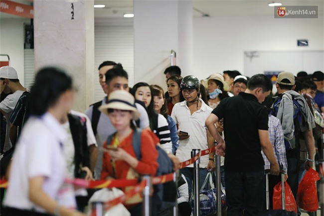 Chùm ảnh: Cận Tết, biển người vật vã hàng tiếng đồng hồ chờ check in ở sân bay Tân Sơn Nhất - Ảnh 11.
