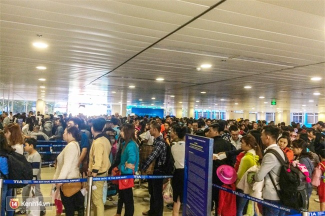 Chùm ảnh: Cận Tết, biển người vật vã hàng tiếng đồng hồ chờ check in ở sân bay Tân Sơn Nhất - Ảnh 12.