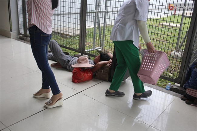 Chùm ảnh: Cận Tết, biển người vật vã hàng tiếng đồng hồ chờ check in ở sân bay Tân Sơn Nhất - Ảnh 17.