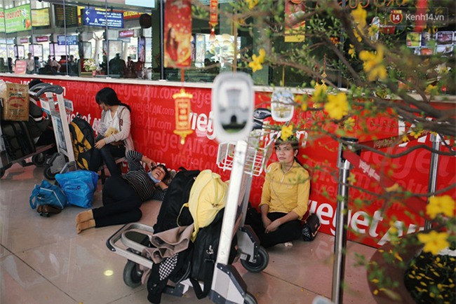 Chùm ảnh: Cận Tết, biển người vật vã hàng tiếng đồng hồ chờ check in ở sân bay Tân Sơn Nhất - Ảnh 18.