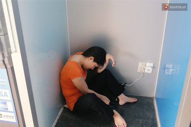 Chùm ảnh: Cận Tết, biển người vật vã hàng tiếng đồng hồ chờ check in ở sân bay Tân Sơn Nhất - Ảnh 19.