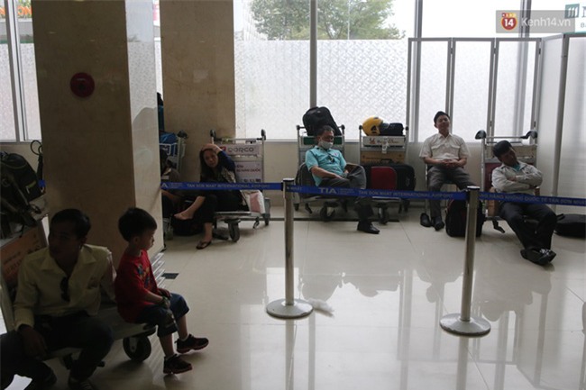 Chùm ảnh: Cận Tết, biển người vật vã hàng tiếng đồng hồ chờ check in ở sân bay Tân Sơn Nhất - Ảnh 20.