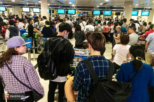 Chùm ảnh: Cận Tết, biển người vật vã hàng tiếng đồng hồ chờ check in ở sân bay Tân Sơn Nhất - Ảnh 3.