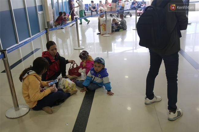 Chùm ảnh: Cận Tết, biển người vật vã hàng tiếng đồng hồ chờ check in ở sân bay Tân Sơn Nhất - Ảnh 21.
