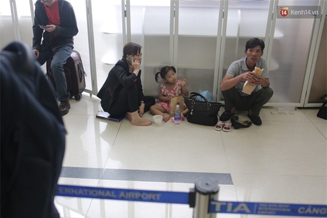 Chùm ảnh: Cận Tết, biển người vật vã hàng tiếng đồng hồ chờ check in ở sân bay Tân Sơn Nhất - Ảnh 22.