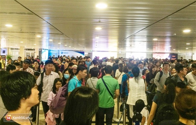 Chùm ảnh: Cận Tết, biển người vật vã hàng tiếng đồng hồ chờ check in ở sân bay Tân Sơn Nhất - Ảnh 4.