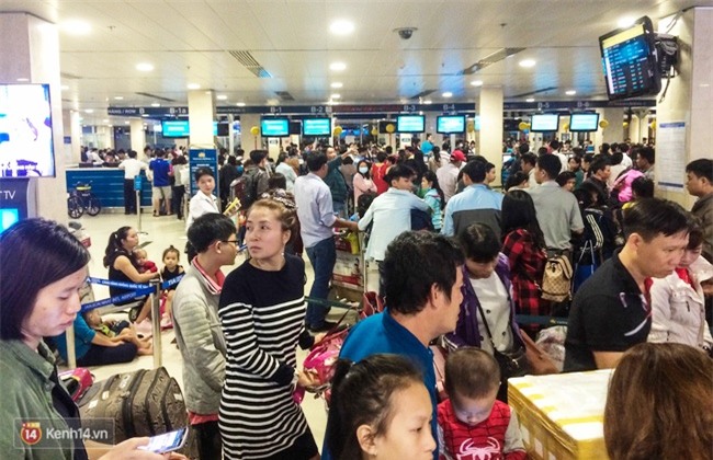 Chùm ảnh: Cận Tết, biển người vật vã hàng tiếng đồng hồ chờ check in ở sân bay Tân Sơn Nhất - Ảnh 5.