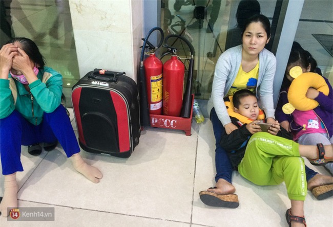 Chùm ảnh: Cận Tết, biển người vật vã hàng tiếng đồng hồ chờ check in ở sân bay Tân Sơn Nhất - Ảnh 7.