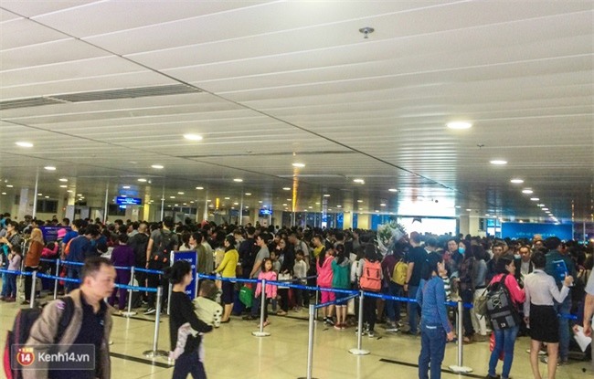 Chùm ảnh: Cận Tết, biển người vật vã hàng tiếng đồng hồ chờ check in ở sân bay Tân Sơn Nhất - Ảnh 9.