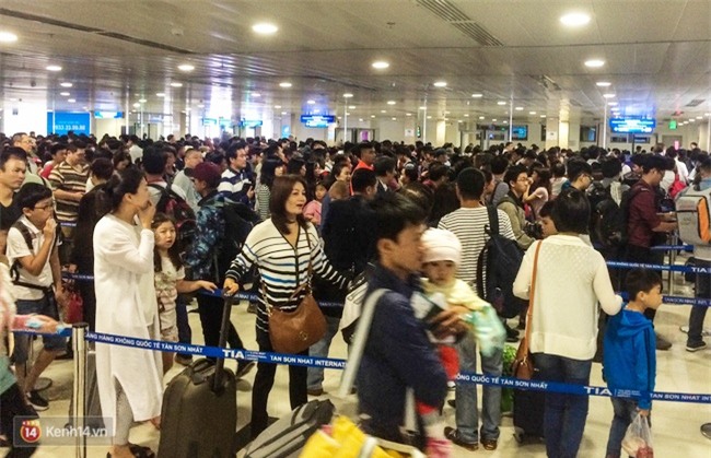 Chùm ảnh: Cận Tết, biển người vật vã hàng tiếng đồng hồ chờ check in ở sân bay Tân Sơn Nhất - Ảnh 10.