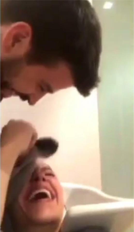 Pique gội đầu cho Shakira: Ông chồng của năm đây chứ đâu! - Ảnh 2.