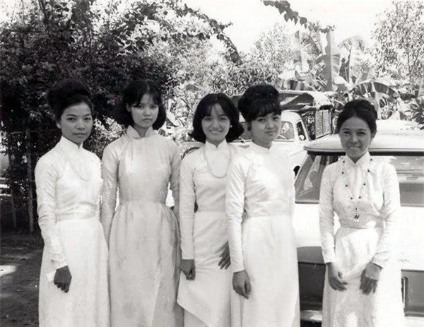 hon "lac troi" khi ngam phu nu viet xua mac ao dai khoe eo thon - 12
