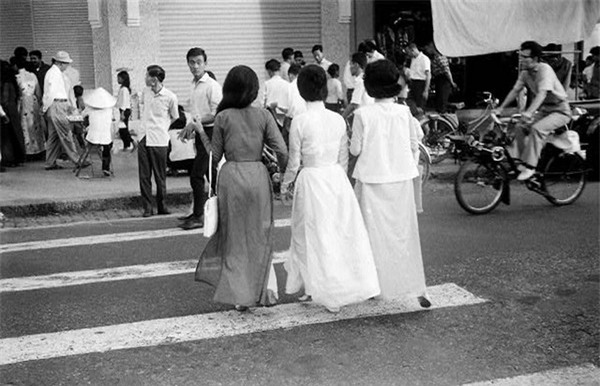 hon &#34;lac troi&#34; khi ngam phu nu viet xua mac ao dai khoe eo thon - 7