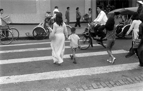 hon "lac troi" khi ngam phu nu viet xua mac ao dai khoe eo thon - 8