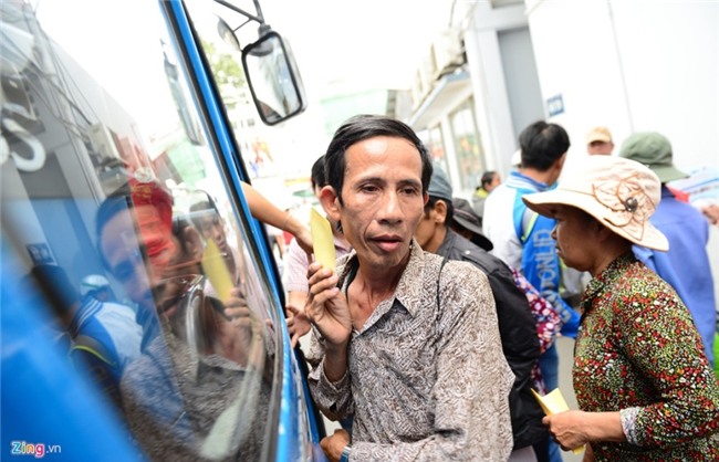 Benh nhan deo ong tro tho len xe 0 dong ve que an Tet hinh anh 11