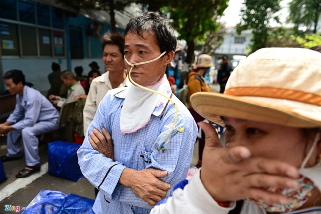 Benh nhan deo ong tro tho len xe 0 dong ve que an Tet hinh anh 2