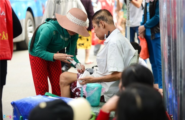 Benh nhan deo ong tro tho len xe 0 dong ve que an Tet hinh anh 3