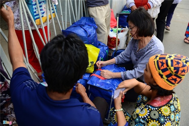 Benh nhan deo ong tro tho len xe 0 dong ve que an Tet hinh anh 4